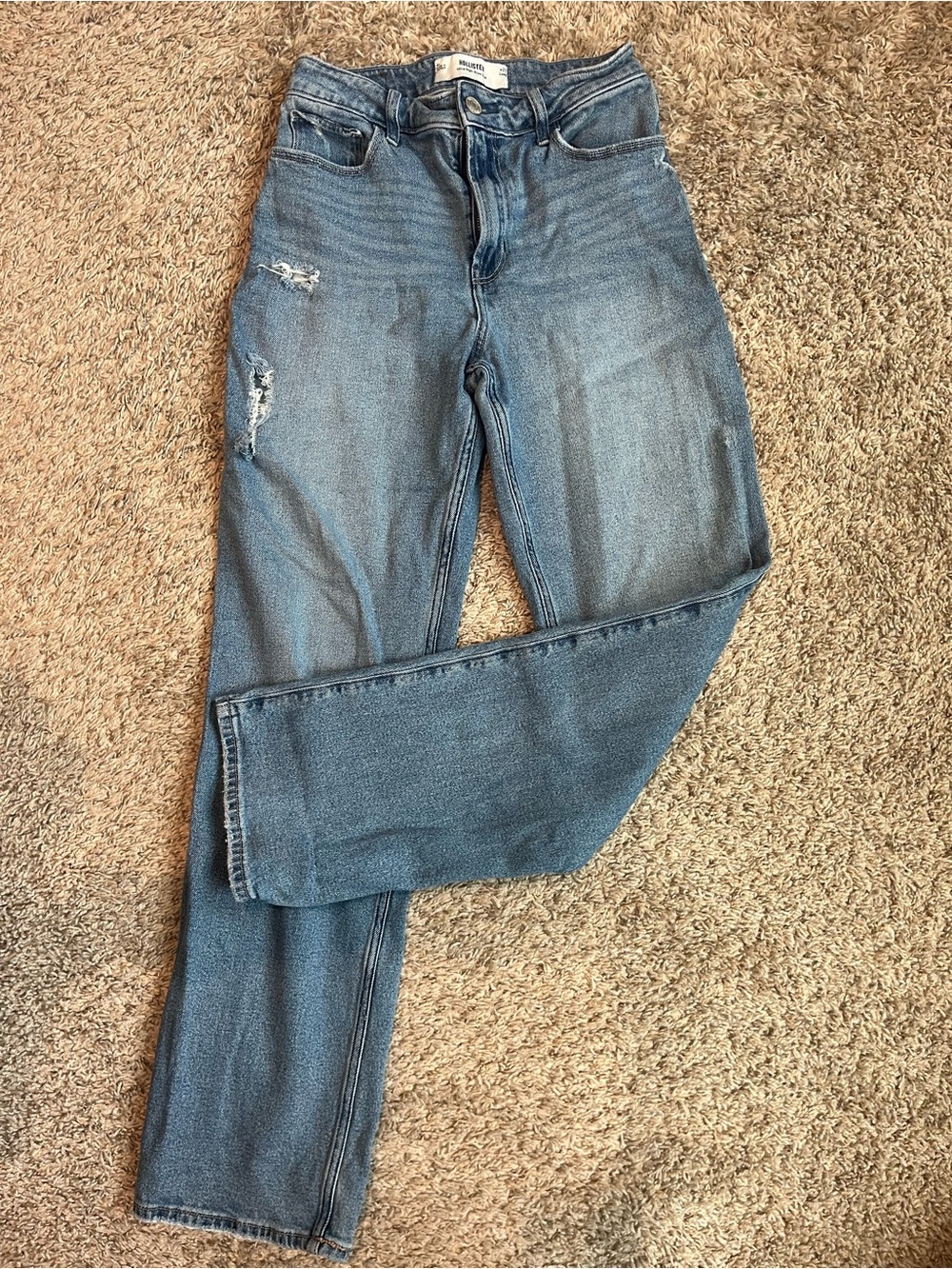 Hollister Women's Ultra High-Rise Dad Jeans in Medium Blue Wash